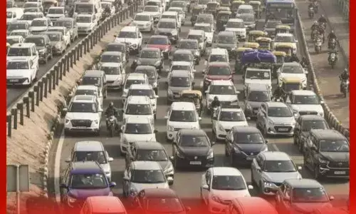 ਮੁੰਬਈ-ਅਹਿਮਦਾਬਾਦ ਹਾਈਵੇਅ ਤੇ ਭਾਰੀ ਟ੍ਰੈਫਿਕ ਜਾਮ : ਸਕੂਲੀ ਬੱਚੇ ਭੁੱਖੇ-ਪਿਆਸੇ ਫਸੇ