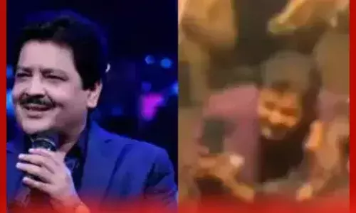 ਉਦਿਤ ਨਾਰਾਇਣ ਨੇ ਲਾਈਵ ਸ਼ੋਅ ਵਿੱਚ ਮਹਿਲਾ ਨੂੰ ਚੁੰਮਿਆ ? ਵੀਡੀਓ ਵਾਇਰਲ