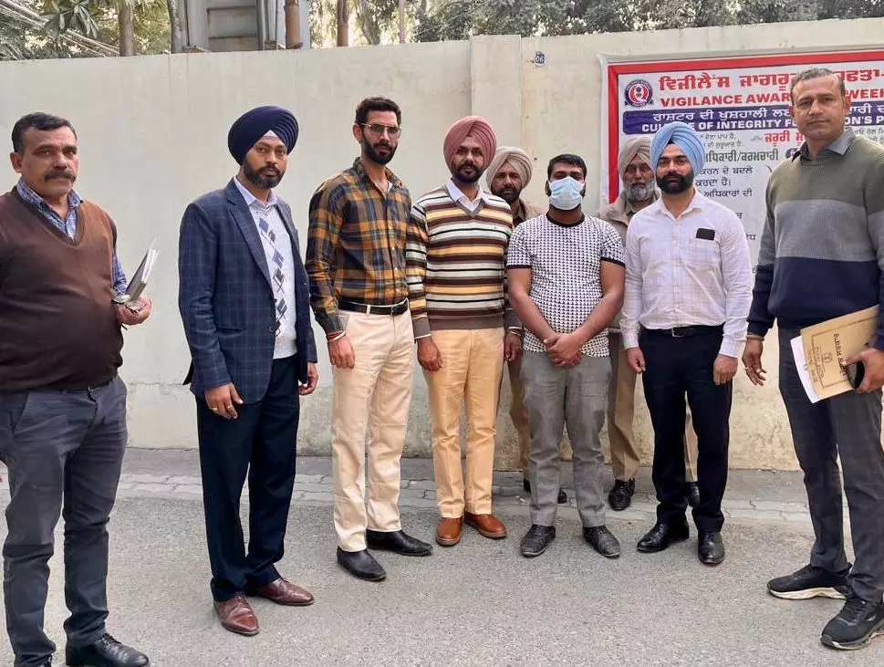 ਸਿਹਤ ਕਰਮਚਾਰੀ ਨੂੰ 7000 ਰੁਪਏ ਰਿਸ਼ਵਤ ਲੈਂਦਿਆਂ ਰੰਗੇ ਹੱਥੀਂ ਕੀਤਾ ਕਾਬੂ ਸਿਹਤ ਕਰਮਚਾਰੀ ਨੂੰ 7000 ਰੁਪਏ ਰਿਸ਼ਵਤ ਲੈਂਦਿਆਂ ਰੰਗੇ ਹੱਥੀਂ ਕੀਤਾ ਕਾਬੂ