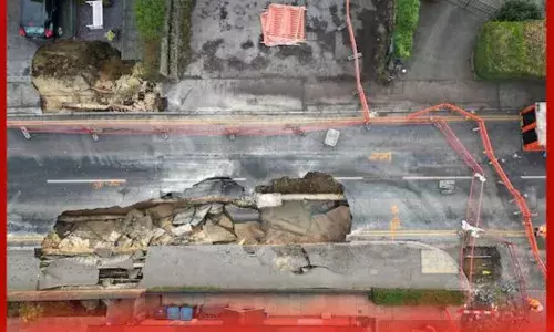 ਇੰਗਲੈਂਡ ਦੇ ਪਿੰਡ ਚ ਵੱਡਾ ਸਿੰਕਹੋਲ, ਘਰ ਕਰਵਾਏ ਖ਼ਾਲੀ