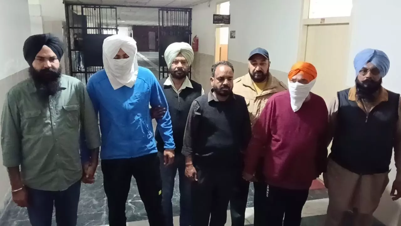 ਏਐਸਆਈ ਅਤੇ ਸੀਨੀਅਰ ਸਿਪਾਹੀ 50000 ਰੁਪਏ ਰਿਸ਼ਵਤ ਲੈਂਦੇ ਰੰਗੇ ਹੱਥੀਂ ਗ੍ਰਿਫ਼ਤਾਰ