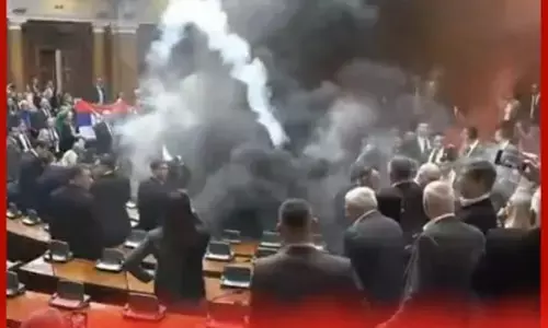 Breaking : ਸਰਬੀਆ ਦੀ ਸੰਸਦ ਵਿੱਚ ਗ੍ਰਨੇਡ ਸੁੱਟੇ ਗਏ (video) Breaking : ਸਰਬੀਆ ਦੀ ਸੰਸਦ ਵਿੱਚ ਗ੍ਰਨੇਡ ਸੁੱਟੇ ਗਏ (video)