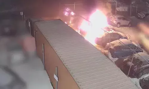 ਕਾਰਾਂ ਨੂੰ ਅੱਗ ਲਾ ਕੇ ਫਰਾਰ ਹੋਏ ਸ਼ੱਕੀ