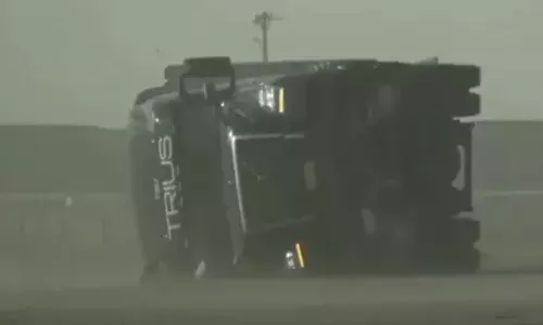 ਅਮਰੀਕਾ ਵਿਚ ਹਵਾਵਾਂ ਦਾ ਕਹਿਰ, ਸੜਕਾਂ ’ਤੇ ਜਾਂਦੇ ਟਰੱਕ ਪਲਟੇ