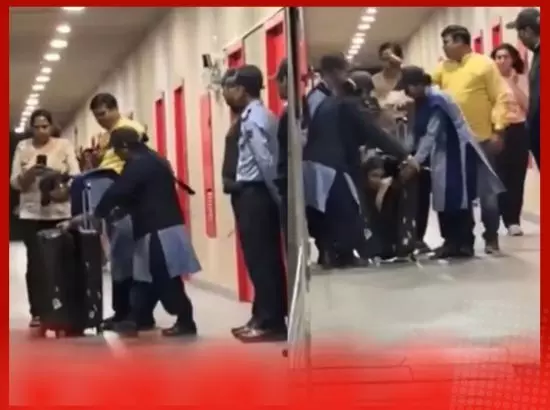 ਸੂਟਕੇਸ ਚ ਲੁਕਾਈ ਪ੍ਰੇਮਿਕਾ, ਹੋਸਟਲ ਲਿਜਾਂਦਾ ਫੜਿਆ ਗਿਆ (Video)