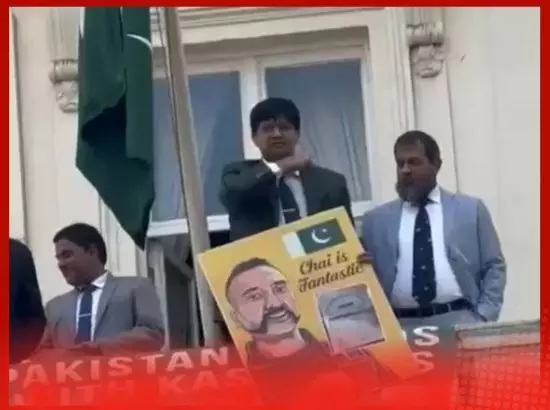 ਪਾਕਿਸਤਾਨੀ ਡਿਪਲੋਮੈਟ ਦਾ ਸ਼ਰਮਨਾਕ ਕੰਮ, ਗਲਾ ਵੱਢਣ ਦਾ ਇਸ਼ਾਰਾ