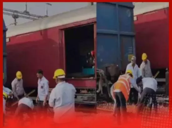 ਬੁਲੰਦਸ਼ਹਿਰ: ਮਾਲ ਗੱਡੀ ਪਟੜੀ ਤੋਂ ਉਤਰੀ, 2 ਡੱਬੇ ਪਲਟ ਗਏ ਬੁਲੰਦਸ਼ਹਿਰ: ਮਾਲ ਗੱਡੀ ਪਟੜੀ ਤੋਂ ਉਤਰੀ, 2 ਡੱਬੇ ਪਲਟ ਗਏ