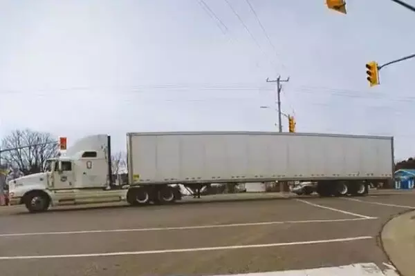 ਕੈਨੇਡਾ ਪੁਲਿਸ ਨੇ ਘੇਰੇ ਅੰਨ੍ਹੇਵਾਹ ਟਰੱਕ ਚਲਾਉਣ ਵਾਲੇ