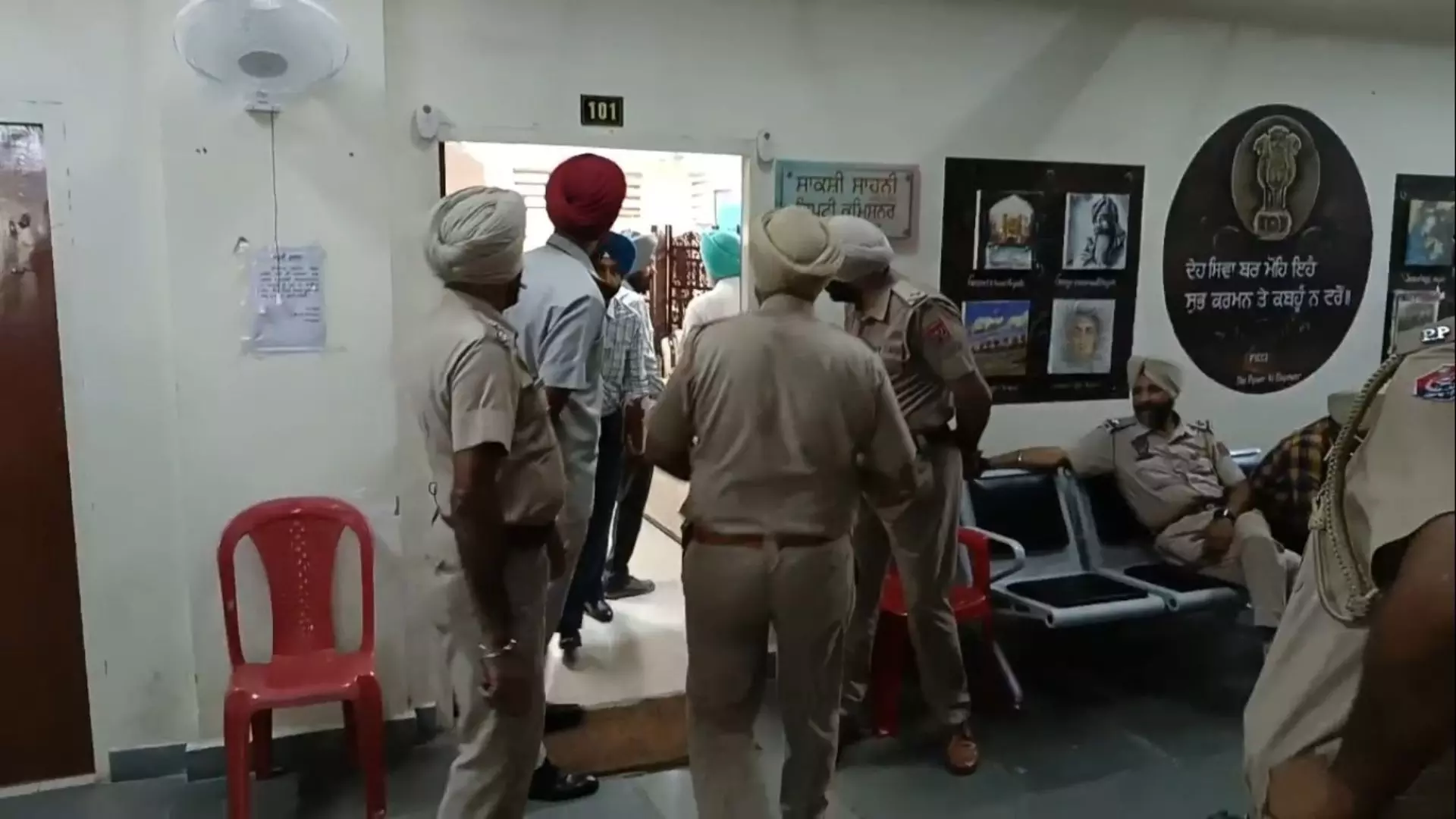 ਅੰਮ੍ਰਿਤਸਰ ਚ ਫੌਜ ਤੇ ਪ੍ਰਸ਼ਾਸਨ ਦੀ ਮੀਟਿੰਗ ਦੇਖੋ ਕਿੰਨਾ ਸਮਾਂ ਰਹੇਗਾ ਬਲੈਕਆਊਟ