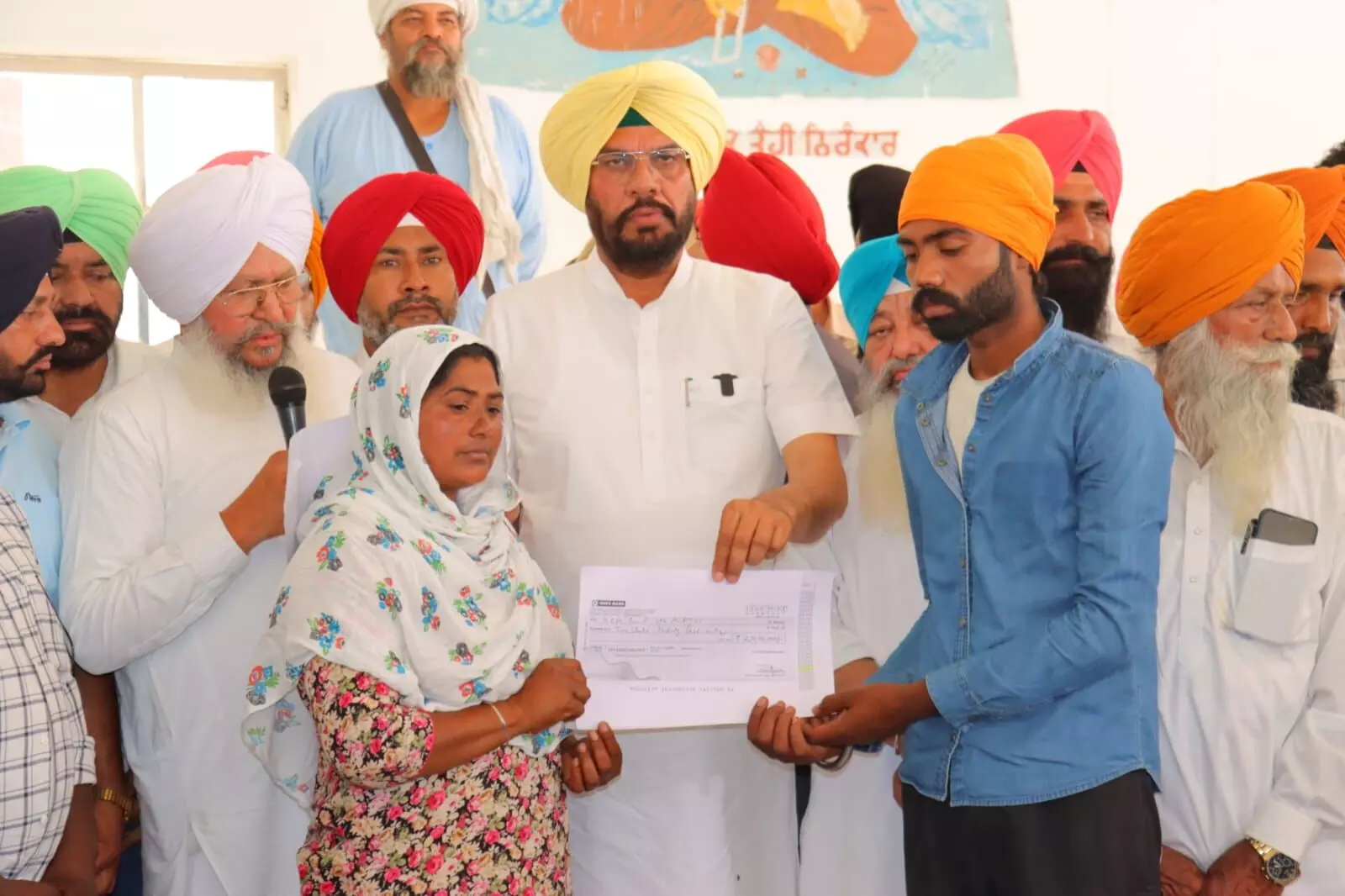 ਮਜੀਠਾ ਸ਼ਰਾਬ ਪੀੜਿਤ ਪਰਿਵਾਰਾਂ ਨੂੰ ਦਿੱਤੇ 10-10 ਲੱਖ ਰੁਪਏ ਦੇ ਚੈੱਕ