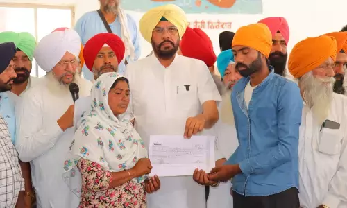 ਮਜੀਠਾ ਸ਼ਰਾਬ ਪੀੜਿਤ ਪਰਿਵਾਰਾਂ ਨੂੰ ਦਿੱਤੇ 10-10 ਲੱਖ ਰੁਪਏ ਦੇ ਚੈੱਕ