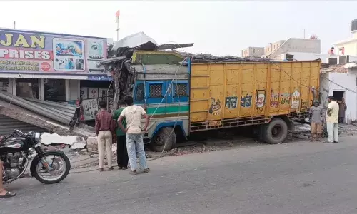 ਪਿੰਡ ਆਦਮਵਾਲ ਚ ਵੱਡਾ ਹਾਦਸਾ, ਤਿੰਨ ਖੰਭੇ ਤੋੜ ਦੁਕਾਨਾਂ ਚ ਜਾ ਵੜਿਆ ਟਰੱਕ