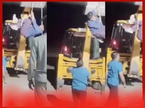 JCB ਤੇ ਉਲਟਾ ਲਟਕਾ ਕੇ ਵਿਅਕਤੀ ਦੀ ਕੁੱਟਮਾਰ, ਵੀਡੀਓ ਵਾਇਰਲ