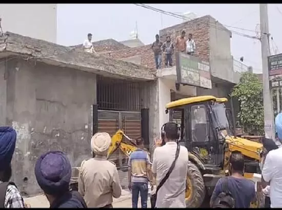 ਪੰਜਾਬ: ਨਸ਼ਾ ਮਾਫੀਆ ਦੇ ਅੱਡੇ ਤੇ ਬੁਲਡੋਜ਼ਰ, ਸੰਨੀ ਗੁੱਲਾ ਦਾ ਘਰ ਮਲਬਾ ਬਣਿਆ