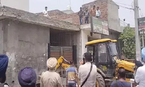 ਪੰਜਾਬ: ਨਸ਼ਾ ਮਾਫੀਆ ਦੇ ਅੱਡੇ ਤੇ ਬੁਲਡੋਜ਼ਰ, ਸੰਨੀ ਗੁੱਲਾ ਦਾ ਘਰ ਮਲਬਾ ਬਣਿਆ