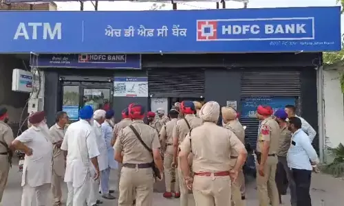 HDFC ਬੈਂਕ ’ਚ ਦਿਨ ਦਿਹਾੜੇ ਲੁੱਟ, ਪੈਸਿਆਂ ਦੇ ਬੈਗ ਭਰ ਕੇ ਫ਼ਰਾਰ ਹੋਏ ਲੁਟੇਰੇ