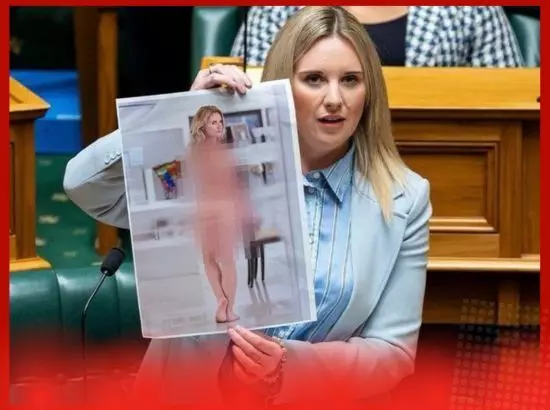 ਮਹਿਲਾ ਸੰਸਦ ਮੈਂਬਰ ਆਪਣੀ ਨਗਨ ਫੋਟੋ ਲੈ ਕੇ ਸੰਸਦ ਪਹੁੰਚੀ ਮਹਿਲਾ ਸੰਸਦ ਮੈਂਬਰ ਆਪਣੀ ਨਗਨ ਫੋਟੋ ਲੈ ਕੇ ਸੰਸਦ ਪਹੁੰਚੀ