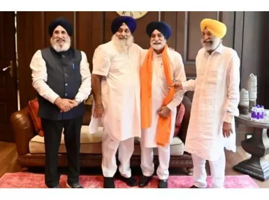 ਸਿਕੰਦਰ ਸਿੰਘ ਮਲੂਕਾ ਦੀ ਅਕਾਲੀ ਦਲ ਵਿੱਚ ਵਾਪਸੀ, ਪਾਰਟੀ ਨੇ ਕੀਤਾ ਸਵਾਗਤ ਸਿਕੰਦਰ ਸਿੰਘ ਮਲੂਕਾ ਦੀ ਅਕਾਲੀ ਦਲ ਵਿੱਚ ਵਾਪਸੀ, ਪਾਰਟੀ ਨੇ ਕੀਤਾ ਸਵਾਗਤ