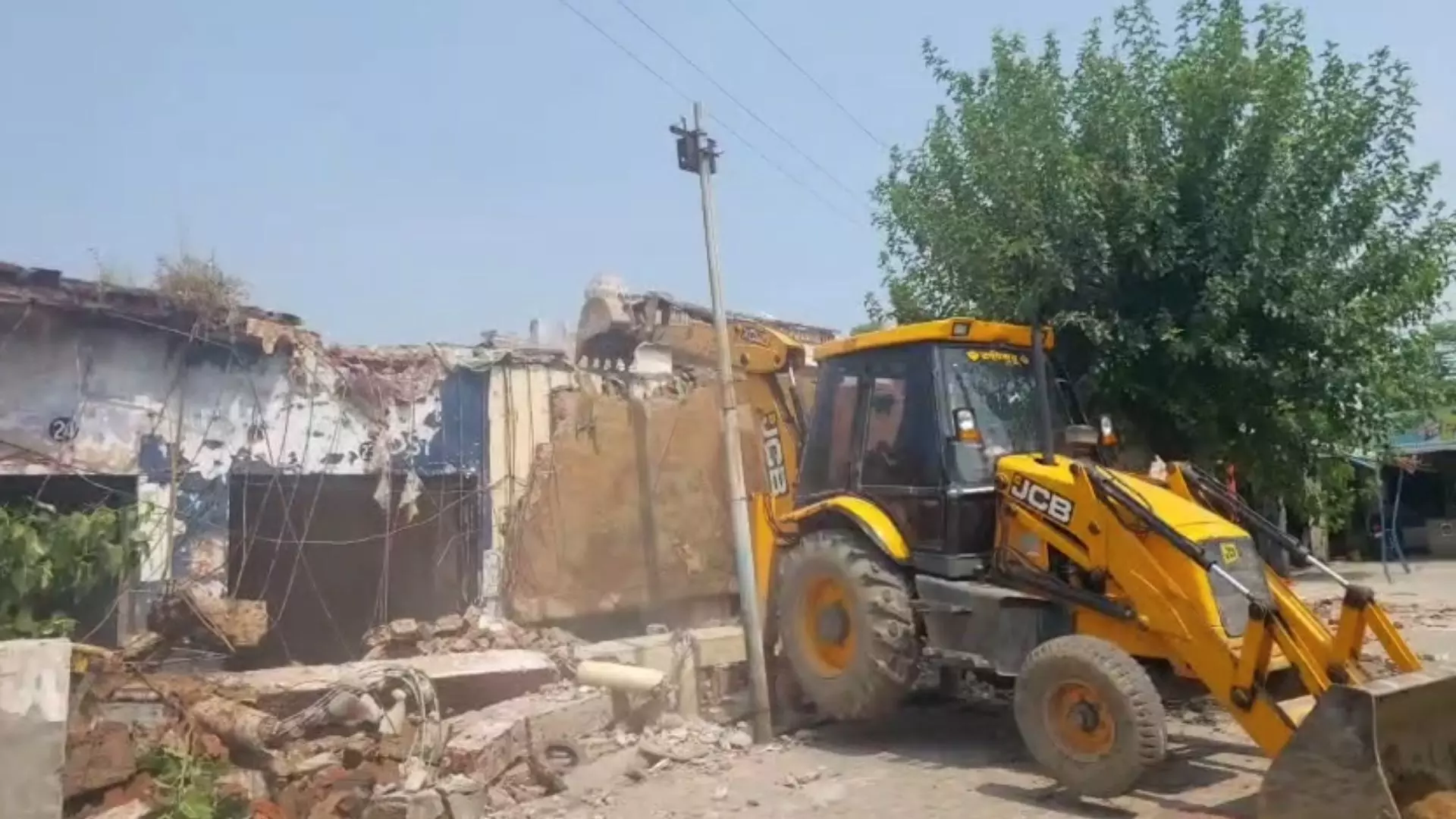 ਪਿੰਡ ਅੱਪਰਾ ’ਚ ਪੰਚਾਇਤੀ ਦੁਕਾਨਾਂ ’ਤੇ ਚੱਲਿਆ ਪੀਲਾ ਪੰਜਾ