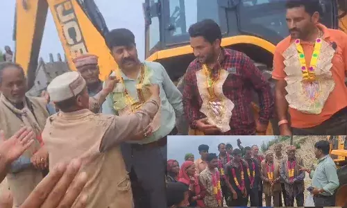 17 ਸਾਲਾਂ ਮਗਰੋਂ ਪਿੰਡ ਪੁੱਜੀ ਸੜਕ, ਲੋਕਾਂ ਨੇ ਸੜਕ ਦੇ ਠੇਕੇਦਾਰ ਨੂੰ ਪਹਿਨਾਏ ਹਾਰ