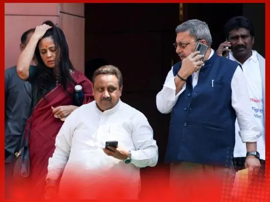 ਮਹੂਆ ਮੋਇਤਰਾ ਅਤੇ ਕਲਿਆਣ ਬੈਨਰਜੀ ਵਿਚਾਲੇ ਫਿਰ ਤਣਾਅ ਮਹੂਆ ਮੋਇਤਰਾ ਅਤੇ ਕਲਿਆਣ ਬੈਨਰਜੀ ਵਿਚਾਲੇ ਫਿਰ ਤਣਾਅ