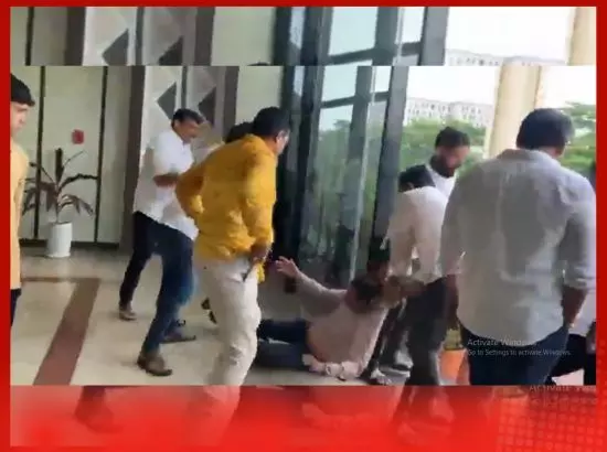 ਕਮਿਸ਼ਨਰ ਨੂੰ ਦਫ਼ਤਰ ਤੋਂ ਬਾਹਰ ਕੱਢ ਕੇ ਕੁੱਟਿਆ, ਭਾਜਪਾ ਨੇਤਾ ਤੋਂ ਮੁਆਫ਼ੀ ਮੰਗਣ ਲਈ ਦਬਾਅ