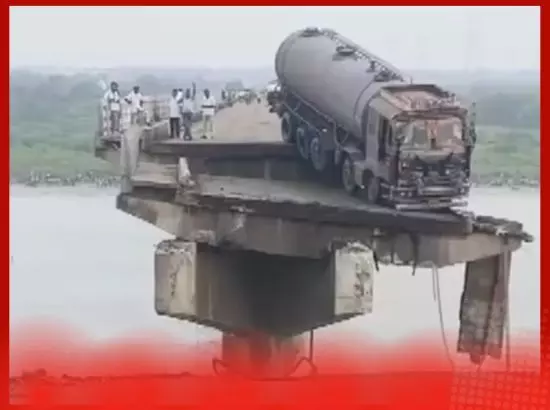 ਗੁਜਰਾਤ ਦੇ ਵਡੋਦਰਾ ਵਿੱਚ ਮਹੀਸਾਗਰ ਨਦੀ ਤੇ ਪੁਲ ਟੁੱਟਿਆ