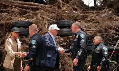 120 ਮੌਤਾਂ, 160 ਲਾਪਤਾ, ਟਰੰਪ ਨੇ ਕੀਤਾ ਪ੍ਰਭਾਵਿਤ ਇਲਾਕਿਆਂ ਦਾ ਦੌਰਾ