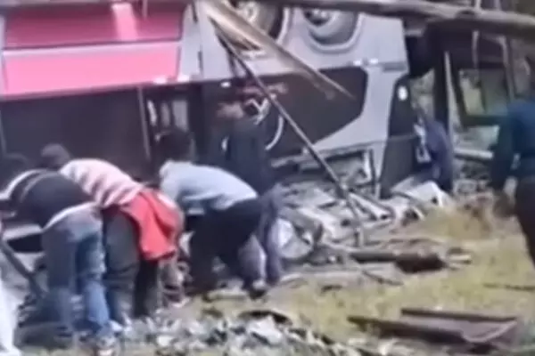 ਬੱਸ ਦੇ ਹੋ ਗਏ 2 ਟੋਟੇ, 18 ਜਣਿਆਂ ਦੀ ਗਈ ਜਾਨ