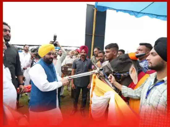 ਮੁੱਖ ਮੰਤਰੀ ਮਾਨ ਦਾ ਕੀਤਾ ਸਨਮਾਨ