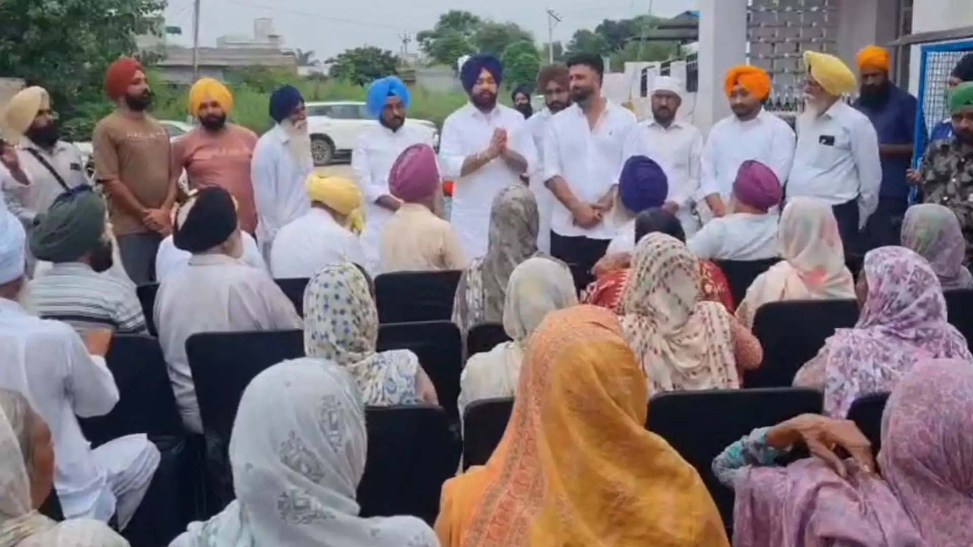 ਸਰਕਾਰ ਵੱਲੋਂ ਪਿੰਡ ਲੱਲੋਂ ਖੁਰਦ ਦੇ ਸਤਾਏ ਲੋਕਾਂ ਦੀ ਰਾਜੂ ਖੰਨਾ ਨੇ ਲਈ ਸਾਰ ਸਰਕਾਰ ਵੱਲੋਂ ਪਿੰਡ ਲੱਲੋਂ ਖੁਰਦ ਦੇ ਸਤਾਏ ਲੋਕਾਂ ਦੀ ਰਾਜੂ ਖੰਨਾ ਨੇ ਲਈ ਸਾਰ