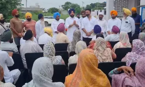 ਸਰਕਾਰ ਵੱਲੋਂ ਪਿੰਡ ਲੱਲੋਂ ਖੁਰਦ ਦੇ ਸਤਾਏ ਲੋਕਾਂ ਦੀ ਰਾਜੂ ਖੰਨਾ ਨੇ ਲਈ ਸਾਰ