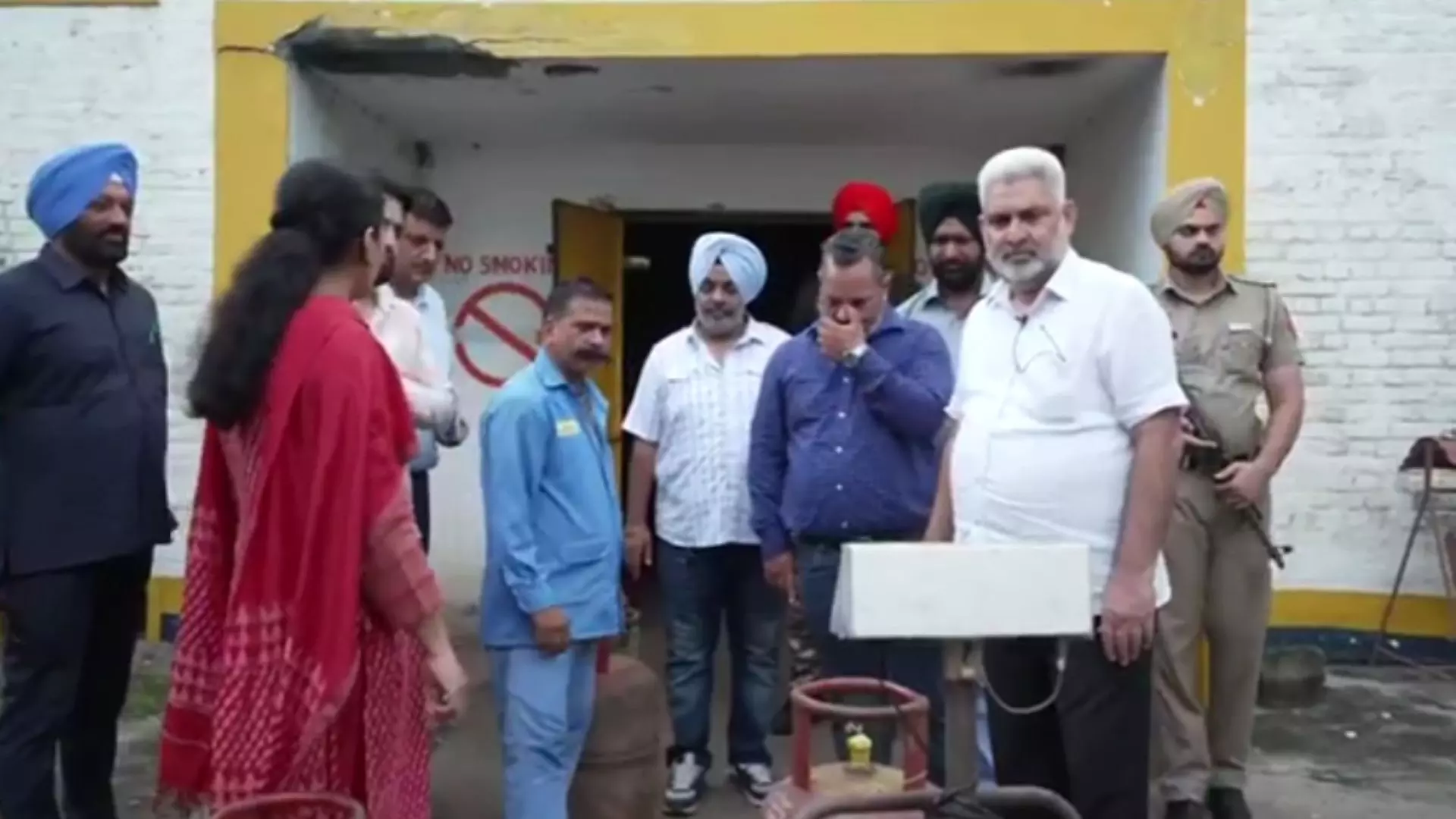 ਮੰਤਰੀ ਲਾਲ ਚੰਦ ਕਟਾਰੂਚੱਕ ਵੱਲੋਂ ਗੈਸ ਏਜੰਸੀਆਂ ਤੇ ਗੋਦਾਮਾਂ ਤੇ ਅਚਨਚੇਤ ਛਾਪਾ