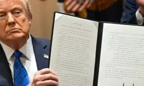 USA ਦਾ ਨਵਾਂ ਵਪਾਰਕ ਝਟਕਾ: ਟਰੰਪ ਨੇ ਫਾਰਮਾ ਉਤਪਾਦਾਂ ਤੇ ਵੱਡਾ ਟੈਰਿਫ ਲਗਾਇਆ