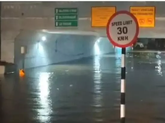 ਭਾਰੀ ਮੀਂਹ ਨੇ ਮਚਾਈ ਤਬਾਹੀ, ਐਂਬੂਲੈਂਸਾਂ ਨੂੰ ਕਰੇਨ ਨਾਲ ਬਚਾਇਆ ਗਿਆ