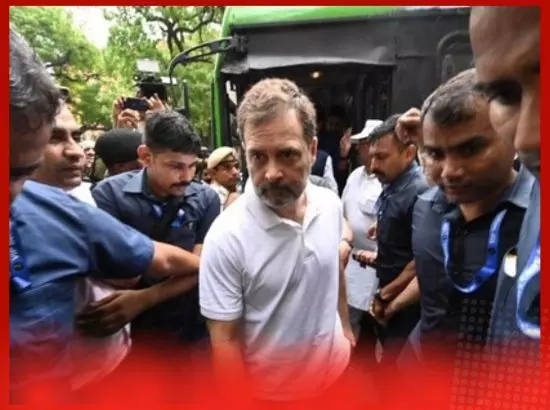 ਅਖਿਲੇਸ਼ ਬੈਰੀਕੇਡਾਂ ਤੋਂ ਛਾਲ ਮਾਰ ਗਏ, ਰਾਹੁਲ ਬੱਸ ਚ ਗਰਜਿਆ