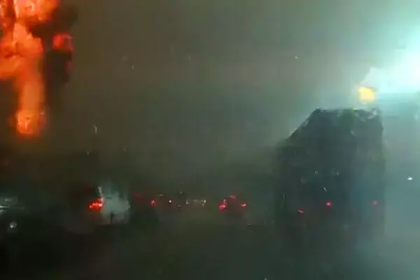 ਅਮਰੀਕਾ : ਸੜਕ ’ਤੇ ਜਾਂਦੀਆਂ ਗੱਡੀਆਂ ਉਤੇ ਡਿੱਗੀ ਅਸਮਾਨੀ ਬਿਜਲੀ