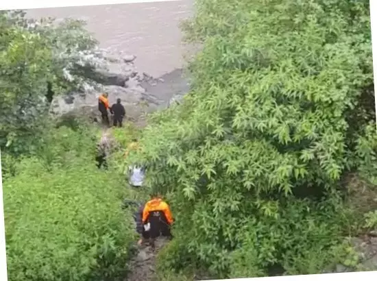 ਹਿਮਾਚਲ ਚ ਪੰਜਾਬ ਦੇ ਸ਼ਰਧਾਲੂਆਂ ਦੀ ਕਾਰ ਨਦੀ ਚ ਡਿੱਗੀ