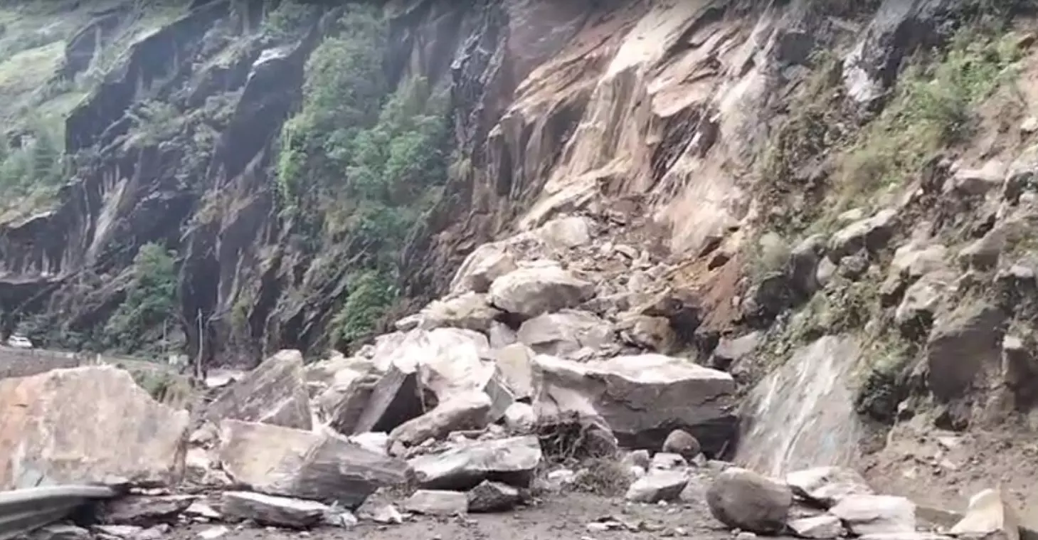 Badrinath: ਜ਼ਮੀਨ ਖਿਸਕਣ ਨਾਲ ਬਦਰੀਨਾਥ ਹਾਈਵੇ ਹੋਇਆ ਬਲੌਕ, 300 ਤੋਂ ਵੱਧ ਸ਼ਰਧਾਲੂ ਫਸੇ