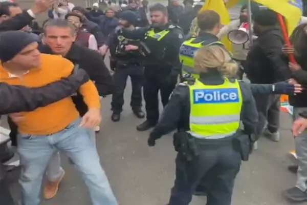 ਆਸਟ੍ਰੇਲੀਆ ’ਚ ਖਾਲਿਸਤਾਨ ਹਮਾਇਤੀਆਂ ਵੱਲੋਂ ਰੋਸ ਵਿਖਾਵਾ ਆਸਟ੍ਰੇਲੀਆ ’ਚ ਖਾਲਿਸਤਾਨ ਹਮਾਇਤੀਆਂ ਵੱਲੋਂ ਰੋਸ ਵਿਖਾਵਾ