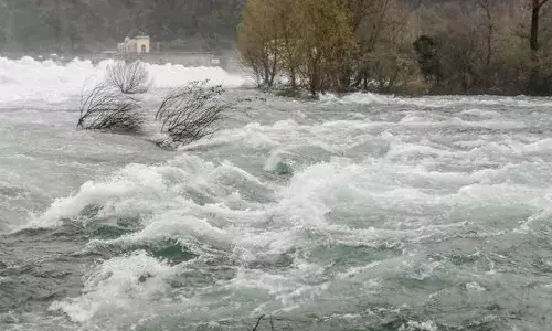 ਨਹਿਰ ਕੰਢੇ ਮੰਦਰ ਦੀ ਛੱਤ ਤੇ ਖੜ੍ਹੇ ਲੋਕ ਵੇਖ ਰਹੇ ਸੀ ਹੜ੍ਹ ਦਾ ਪਾਣੀ, ਵਾਪਰਿਆ ਭਾਣਾ