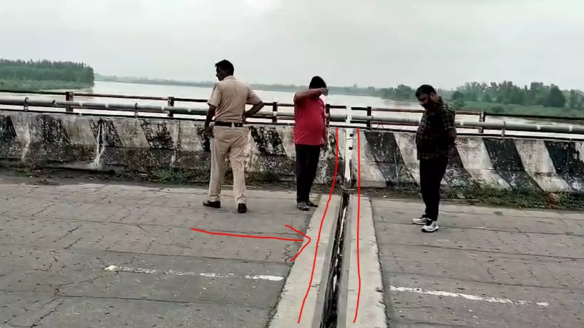 ਮੁਕੇਰੀਆਂ ਦੇ ਧਨੋਆ ਪੱਤਣ ਪੁਲ ‘ਚ ਪਈਆਂ ਤਰੇੜਾਂ, ਪ੍ਰਸਾਸ਼ਨ ਮੁਸ਼ਤੈਦ