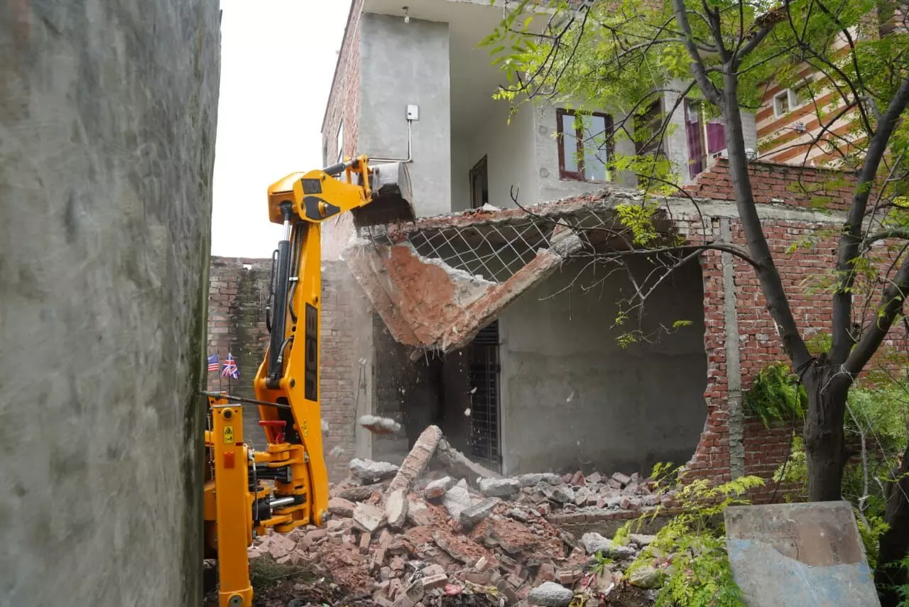 ਨਸ਼ਾ ਸਮਗਲਰ ਦਾ ਘਰ ਵਿਭਾਗ ਨੇ ਢਾਹਿਆ