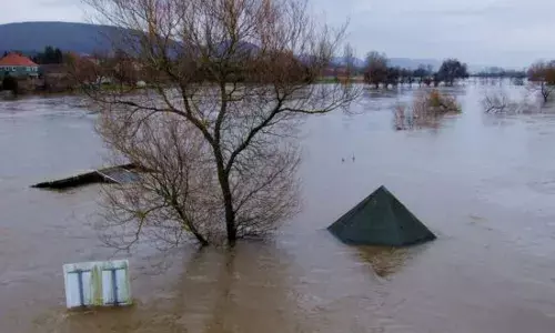 ਹੜ੍ਹ ਦੇ ਪਾਣੀ ਵਿੱਚ ਖੜਾ ਦੋਸਤ