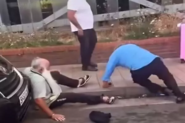 ਯੂ.ਕੇ. ’ਚ 2 ਬਜ਼ੁਰਗ ਸਿੱਖਾਂ ’ਤੇ ਨਸਲੀ ਹਮਲਾ ਯੂ.ਕੇ. ’ਚ 2 ਬਜ਼ੁਰਗ ਸਿੱਖਾਂ ’ਤੇ ਨਸਲੀ ਹਮਲਾ