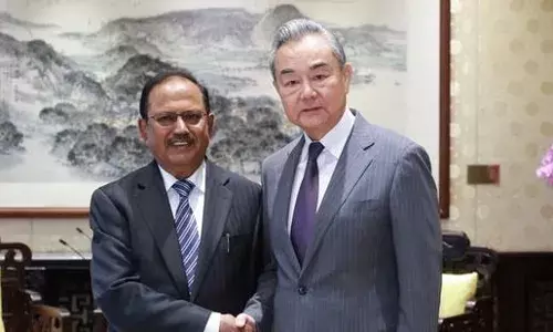 India-China: ਅਜੀਤ ਡੋਵਾਲ ਨੂੰ ਮਿਲੇ ਚੀਨੀ ਵਿਦੇਸ਼ ਮੰਤਰੀ, ਦੋਵਾਂ ਮੁਲਕਾਂ ਨੇ ਸਰਹੱਦੀ ਸ਼ਾਂਤੀ ਤੇ ਰਿਸ਼ਤਿਆਂ ਨੂੰ ਮਜ਼ਬੂਤ ਬਣਾਉਣ ਤੇ ਕੀਤੀ ਚਰਚਾ