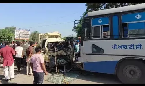 Jalandhar News: ਜਲੰਧਰ ਚ ਭਿਆਨਕ ਸੜਕ ਹਾਦਸਾ, ਬੱਸ ਡ੍ਰਾਈਵਰ ਨੂੰ ਆਈ ਨੀਂਦ, ਛੋਟੇ ਹਾਥੀ ਨੂੰ ਮਾਰੀ ਟੱਕਰ, ਮਹਿਲਾ ਸਣੇ ਤਿੰਨ ਮੌਤਾਂ