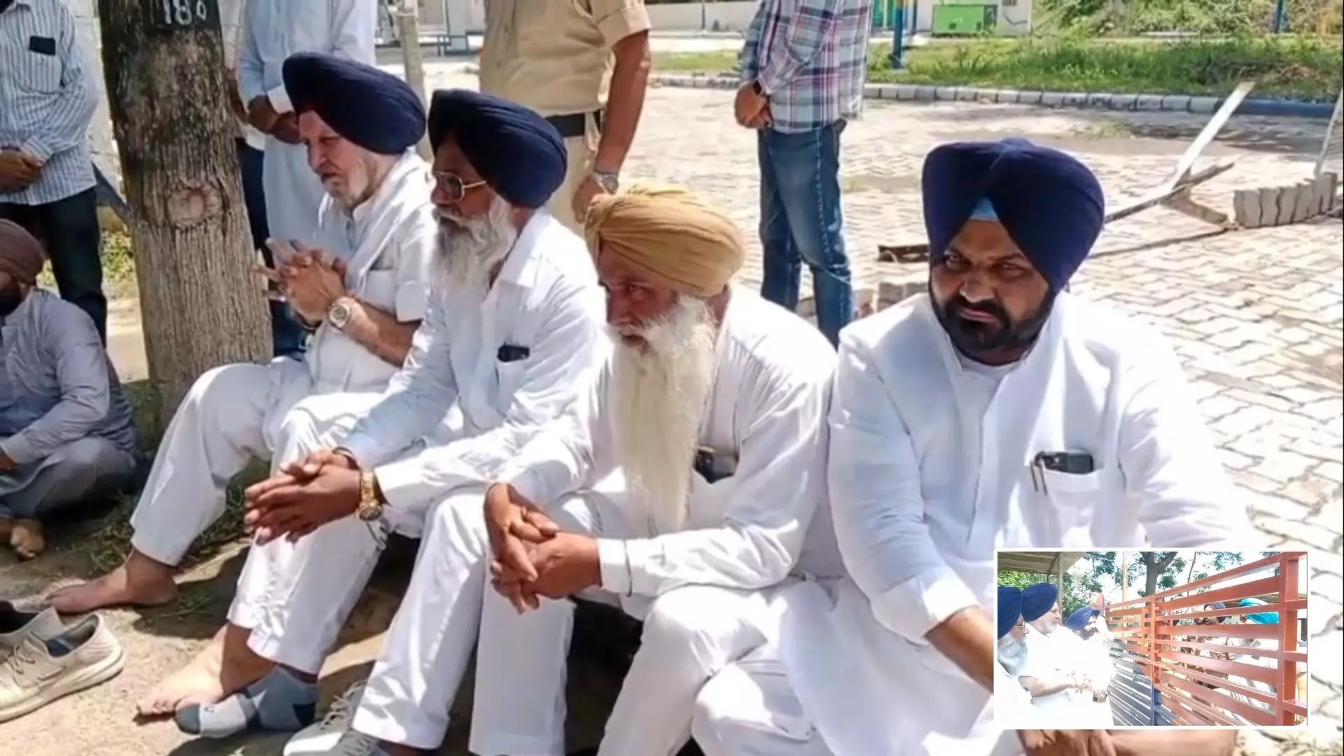 ਨਾਭਾ ਜੇਲ੍ਹ ਬਾਹਰ ਅਕਾਲੀ ਆਗੂਆਂ ਦਾ ਪਿਆ ਪੁਲਿਸ ਨਾਲ ਪੇਚਾ ਨਾਭਾ ਜੇਲ੍ਹ ਬਾਹਰ ਅਕਾਲੀ ਆਗੂਆਂ ਦਾ ਪਿਆ ਪੁਲਿਸ ਨਾਲ ਪੇਚਾ