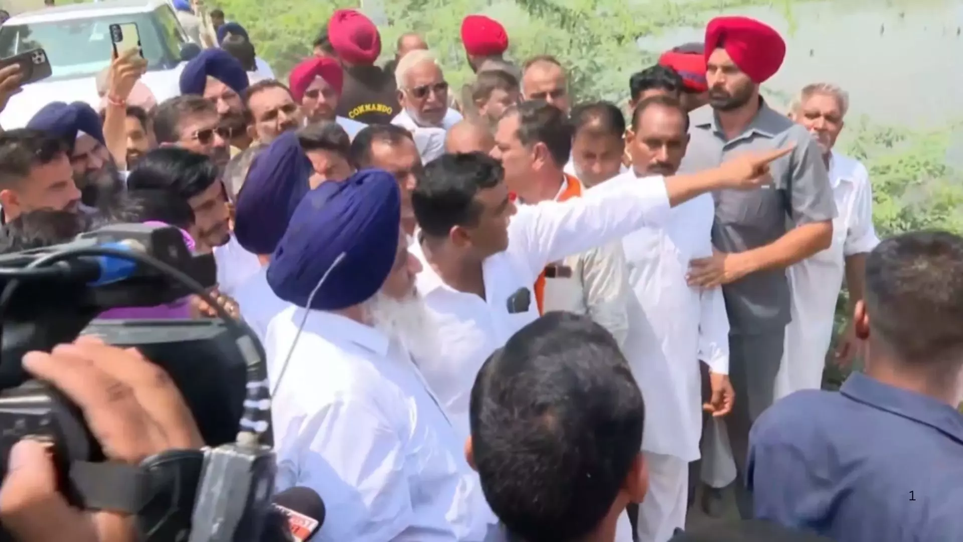 ਹੜ੍ਹ ਪ੍ਰਭਾਵਿਤ ਪਿੰਡਾਂ ਦਾ ਦੌਰਾ ਕਰਨ ਪਹੁੰਚੇ ਸੁਖਬੀਰ ਸਿੰਘ ਬਾਦਲ