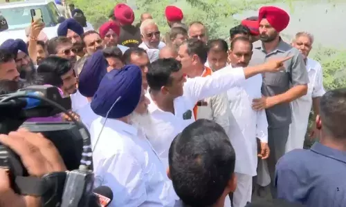 ਹੜ੍ਹ ਪ੍ਰਭਾਵਿਤ ਪਿੰਡਾਂ ਦਾ ਦੌਰਾ ਕਰਨ ਪਹੁੰਚੇ ਸੁਖਬੀਰ ਸਿੰਘ ਬਾਦਲ